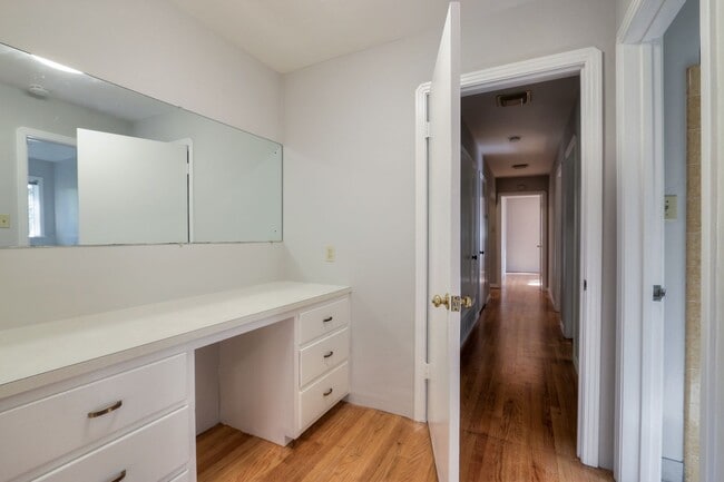 Building Photo - Home For Rent in Beautiful Saratoga!