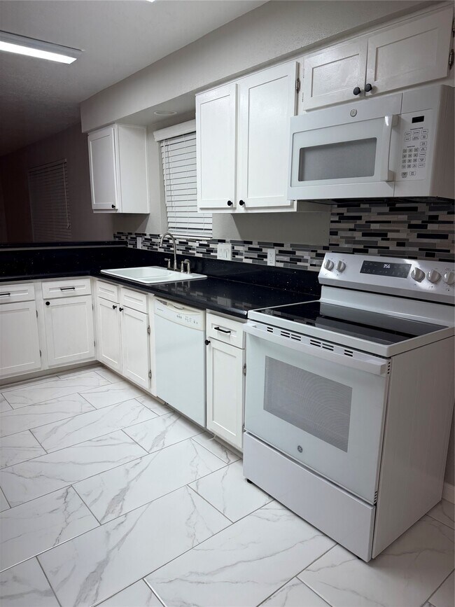 Building Photo - 5030 Valleyview Dr