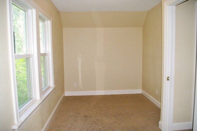 Building Photo - Charming 3 Bedroom Home Near West St. Paul!!