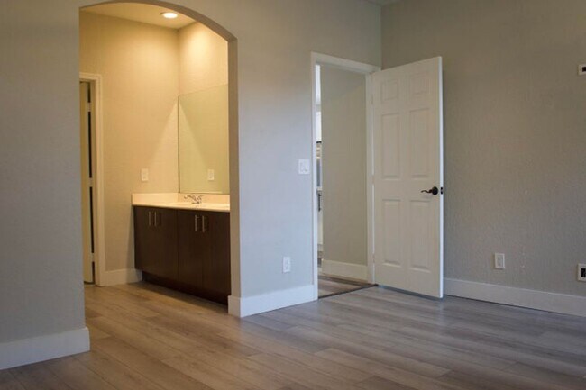 Building Photo - 4907 Pelican Manor