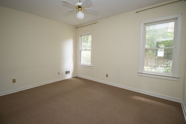 Building Photo - 2220 Montclair Dr