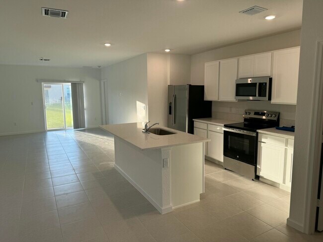 Building Photo - 673 Carlyle Way