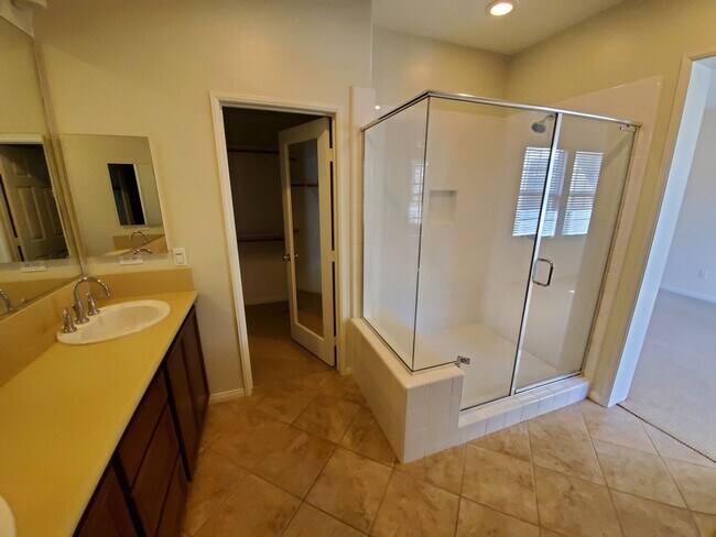 Building Photo - Spacious 4 Bedroom 3 Bath Two Story Riverp...