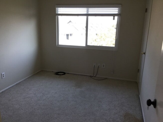 Building Photo - Available Now ~ Beautiful 4 bed/3 bath Home in Novato ~ Views ~ 2 Level