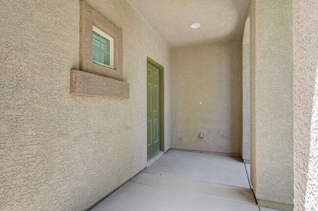 Building Photo - Beautiful DR Horton Home in Centennial Hil...