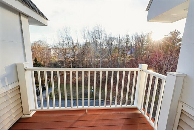 Building Photo - 614 Pond St