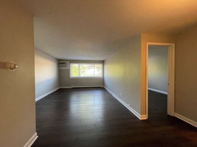 Building Photo - 8816 Briar Ct