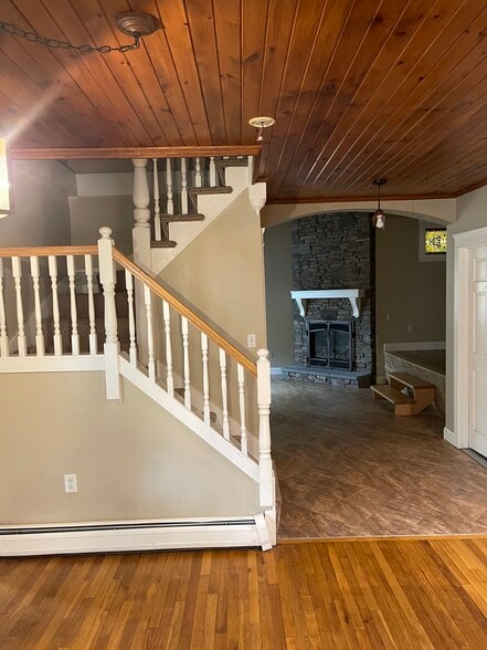 Building Photo - 378 W Main St