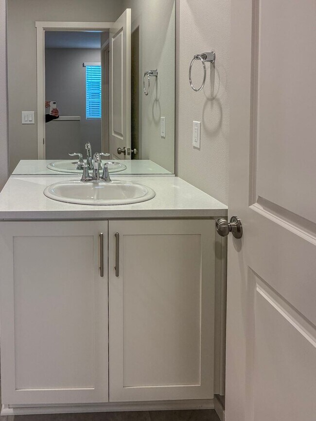 Building Photo - New Townhome 3 Bedroom Available now in Smith Creek Neighborhood