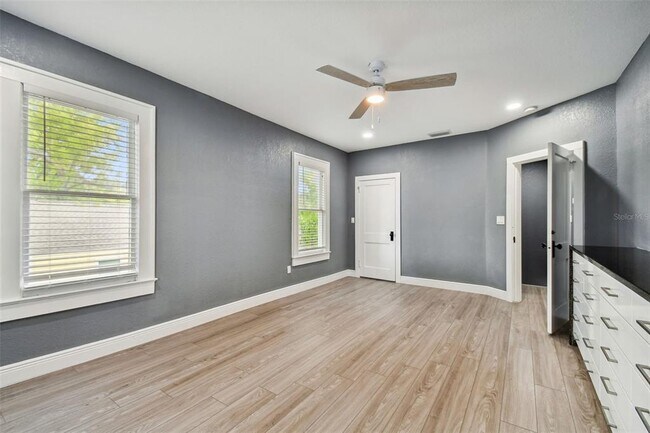 Building Photo - 6810 N Navin Ave