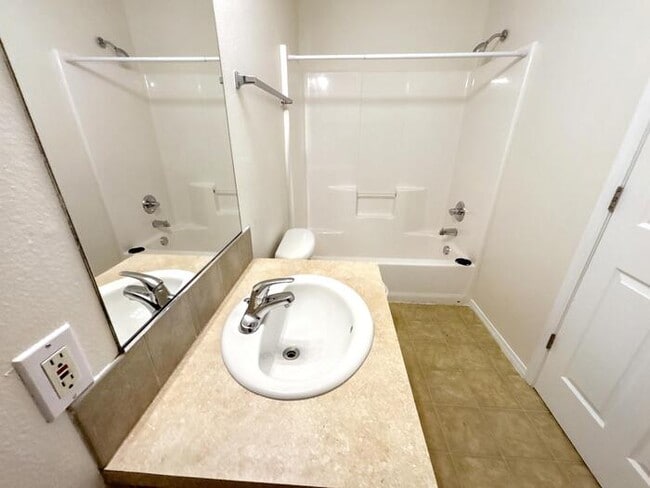 Building Photo - Spacious 3-Bedroom Townhome with Convenien...