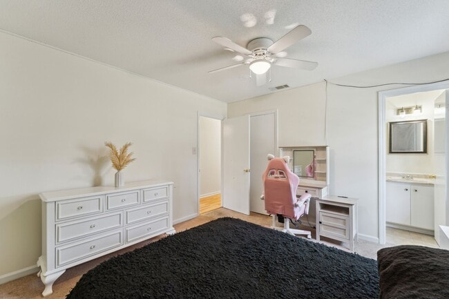 Building Photo - AVAILABLE NOW! (Pet Friendly)