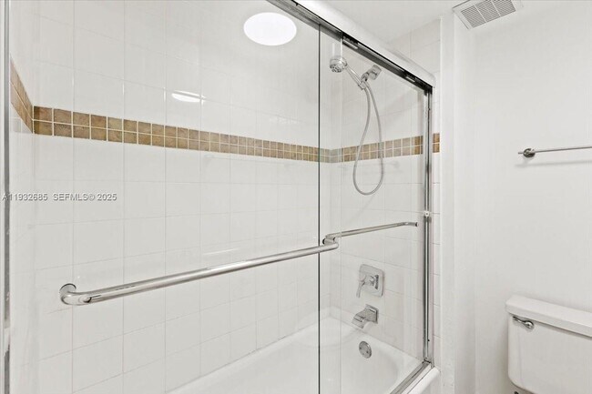 Building Photo - 302 Lakeview Dr