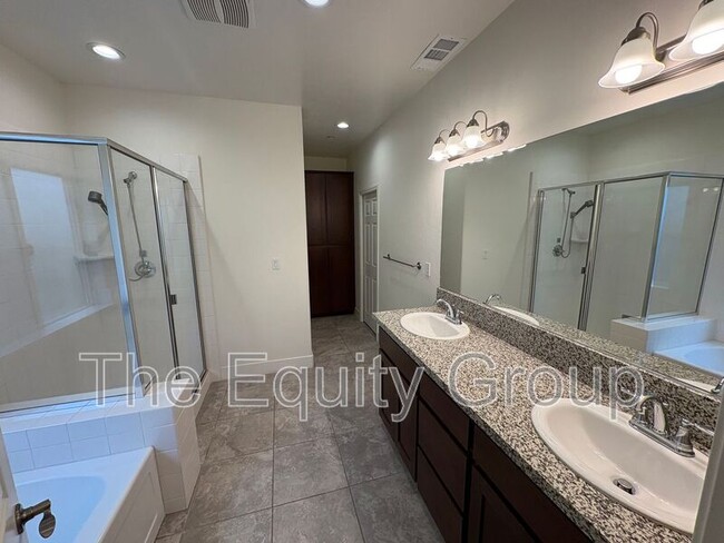 Building Photo - 2234 S Oakhurst Ct