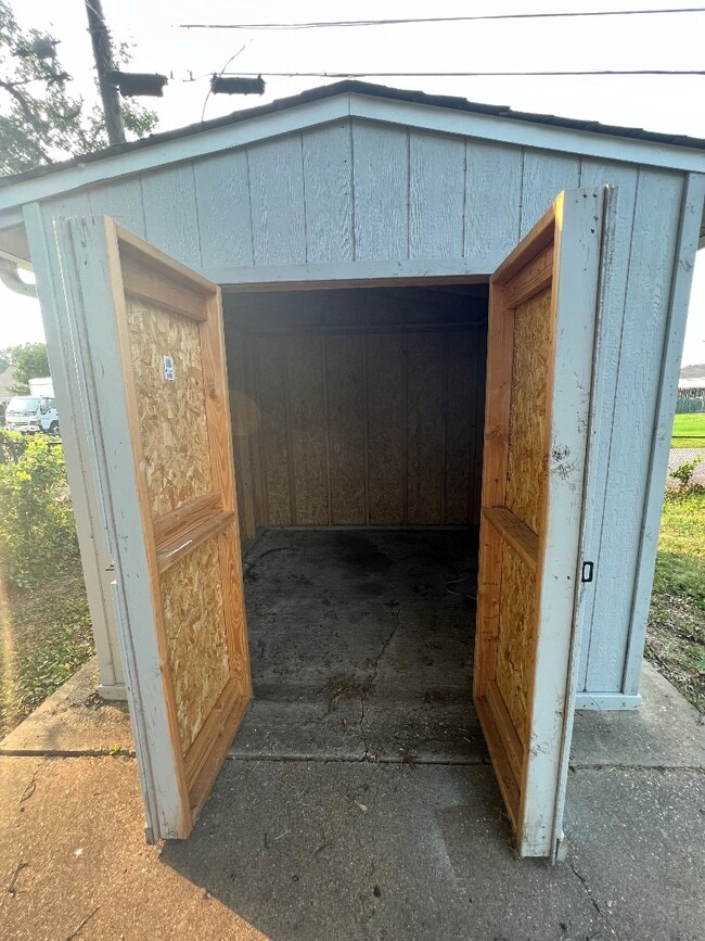 Building Photo - 920 Homberg Ave