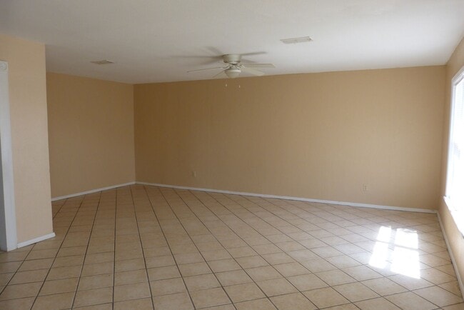 Building Photo - 3 bedroom 1 bath home.