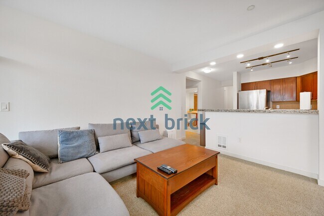 Building Photo - Beautiful 2BR + Den Condo with Garage Parking in Vibrant Downtown Kirkland