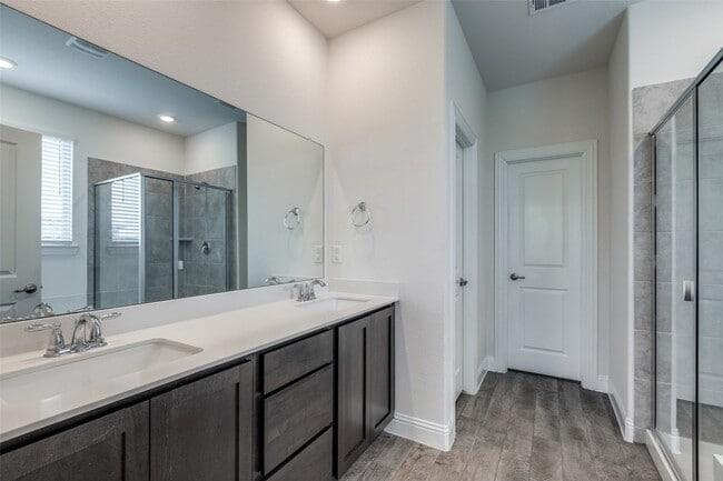 Building Photo - 10909 Los Alamos Dr