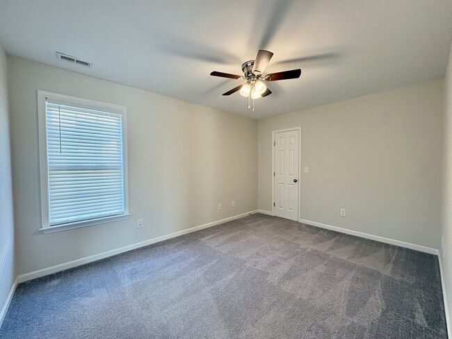 Building Photo - Move-In Ready, Fenced-In Backyard, Pet Friendly, One Story Home – Convenience Meets Comfort!