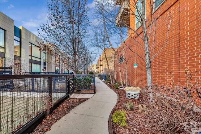 Building Photo - 4832 N Clark St