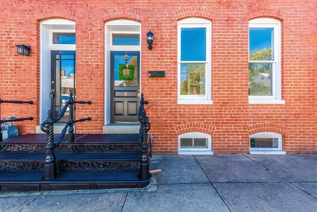 Building Photo - 6 W 4th St