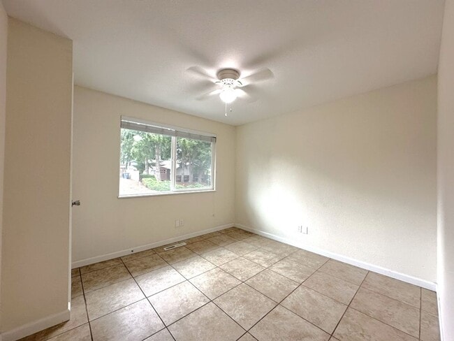 Building Photo - University Place 5 bedroom! Pet Friendly!