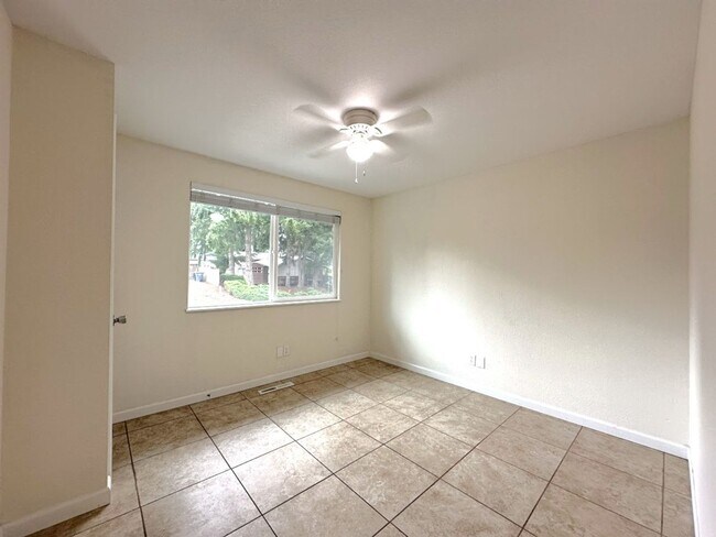 Building Photo - Updated 5 bedroom 2.5 bathroom home in Uni...