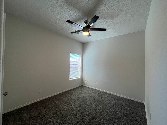 Building Photo - Modern 3 Bedroom 2 Bathroom Home In Los Lu...