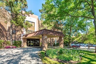 Building Photo - Beautiful 2-bedroom & 2-Bathroom Condo in Glenview