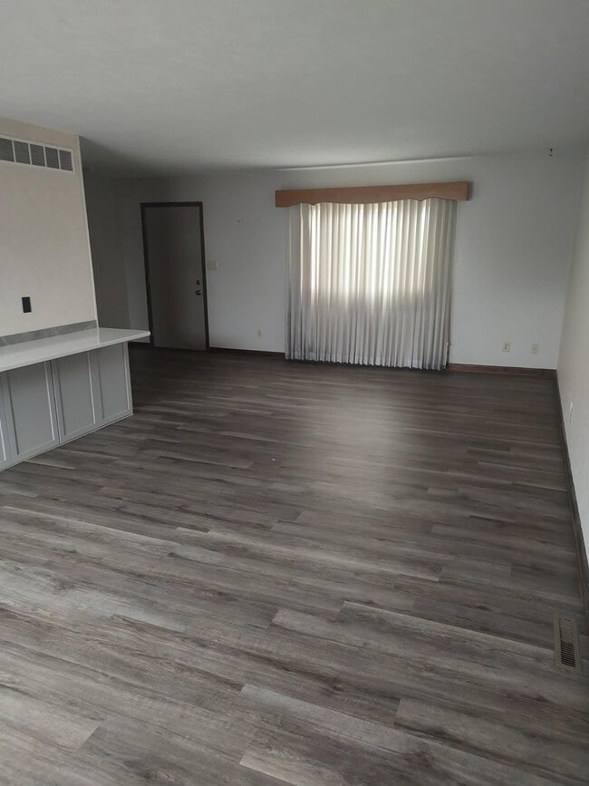 Building Photo - 1911 Glendale Rd