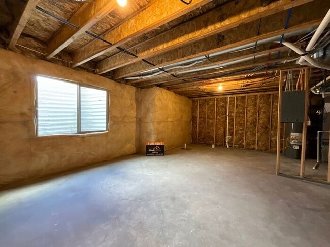 Building Photo - 2 bedroom 2 1/2 bath townhouse