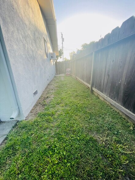 Building Photo - 1812 Rose Ave