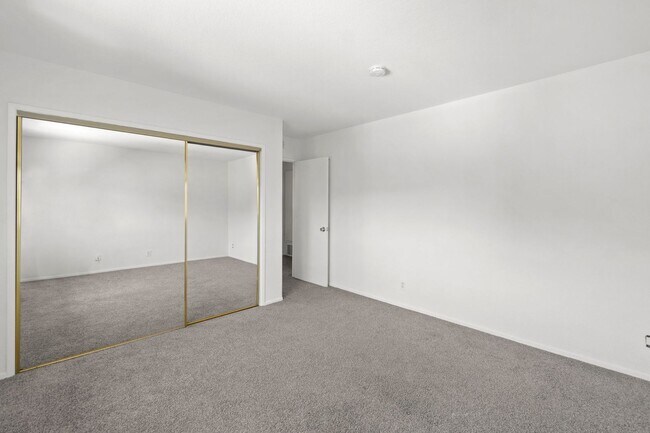 Building Photo - 130 E 21st St