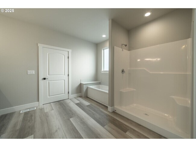 Building Photo - Stunning South Hill Home in Umatilla!!