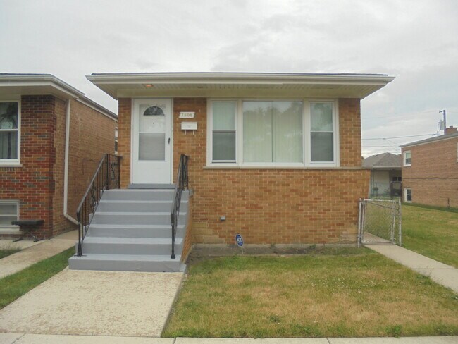 Building Photo - 7609 W 63rd Pl