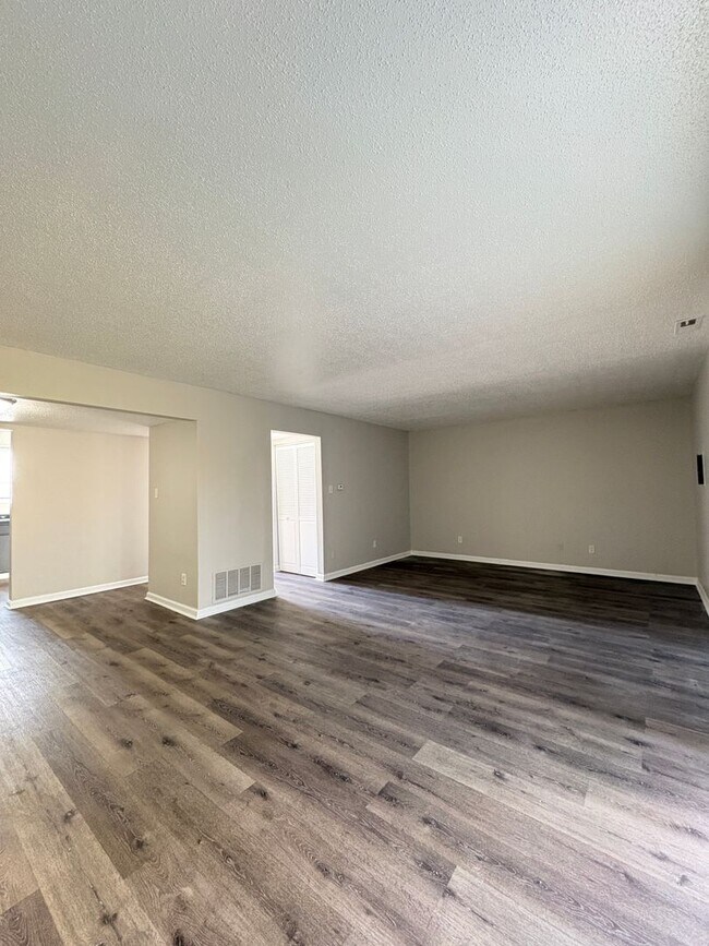 Building Photo - Remington On Rockville Living