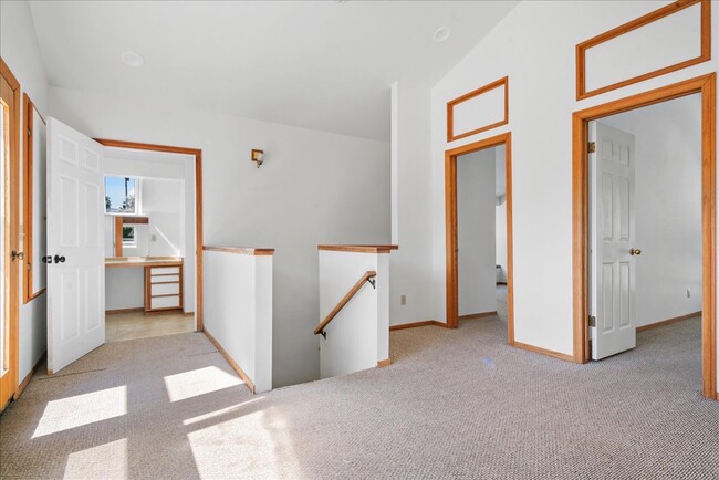 Building Photo - 561 Luneta Dr