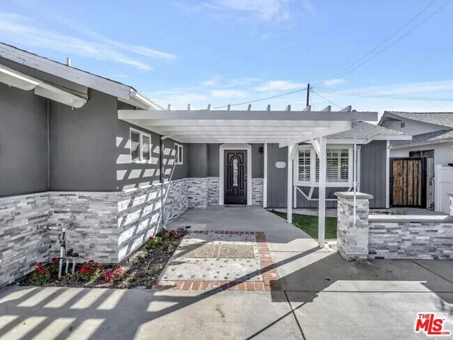Building Photo - 28040 Ermine Pl