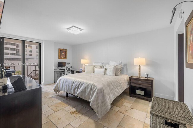 Building Photo - 2625 Collins Ave