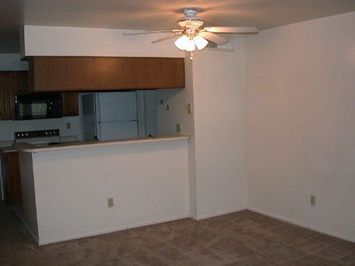 Building Photo - Spacious 2 bedroom 2 bath Townhouse near B...
