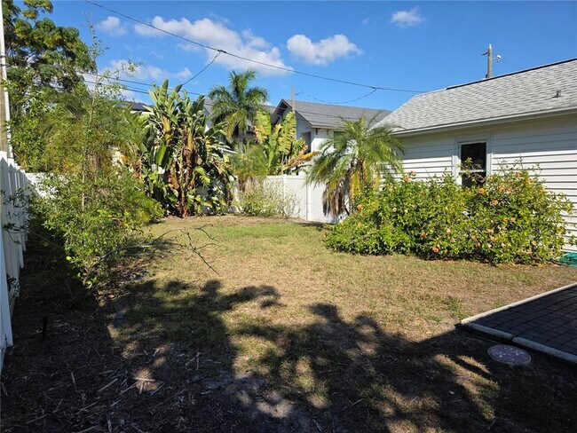 Building Photo - 775 20th Ave N