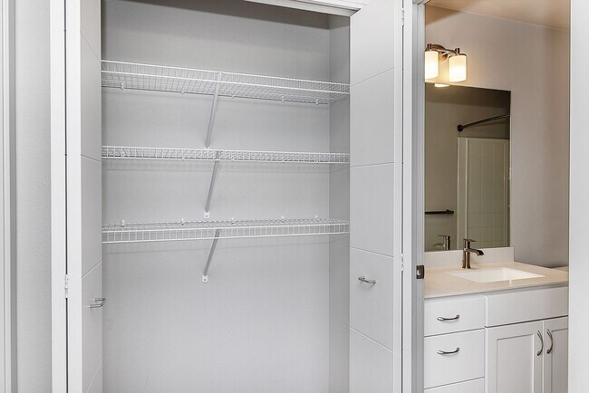 Building Photo - Stunning 3-Bedroom and 2.5 Bathroom Home in the Heart of Liko at Ho‘opili – Prime Ewa Beach Locat...