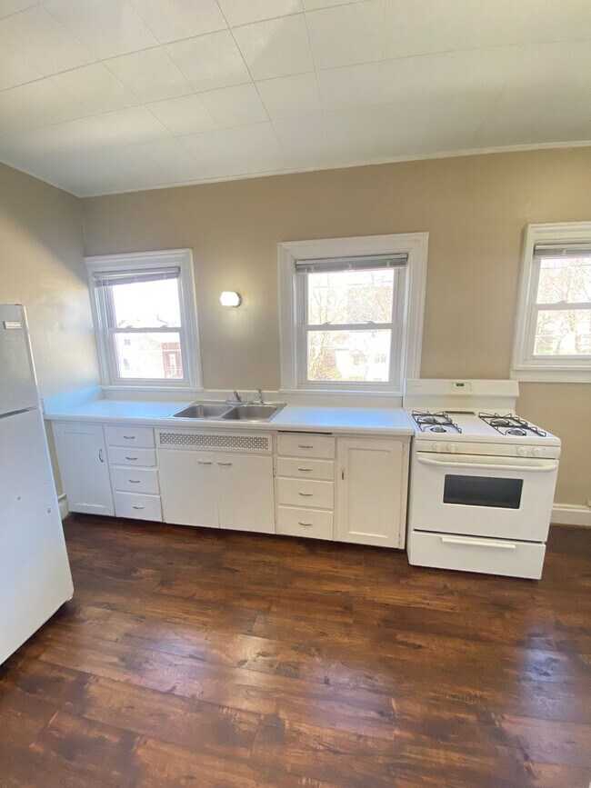 Building Photo - 217 W Irving Ave