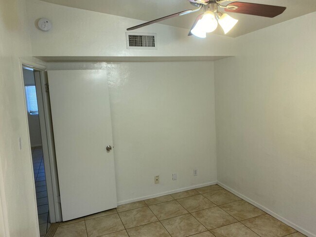 Building Photo - 1415 E Elm St