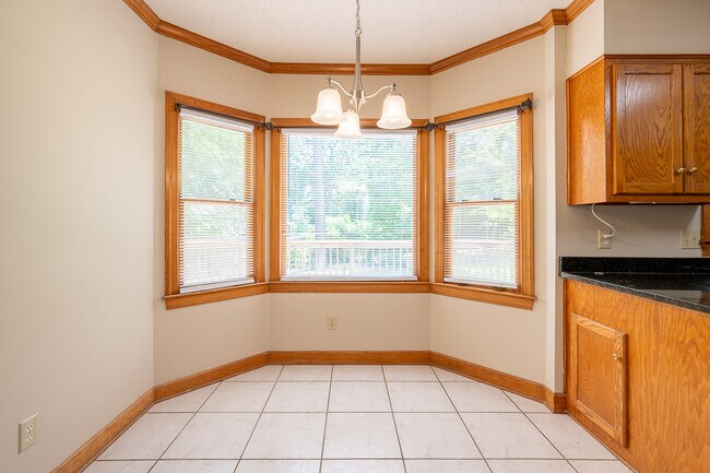 Building Photo - 4135 Knollcrest Cir N