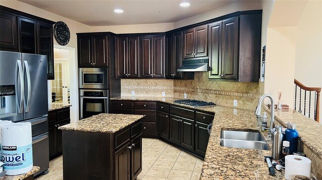 Building Photo - 513 Fallen Oaks Dr