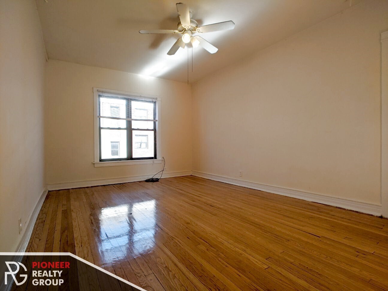 Building Photo - 822 W Waveland Ave