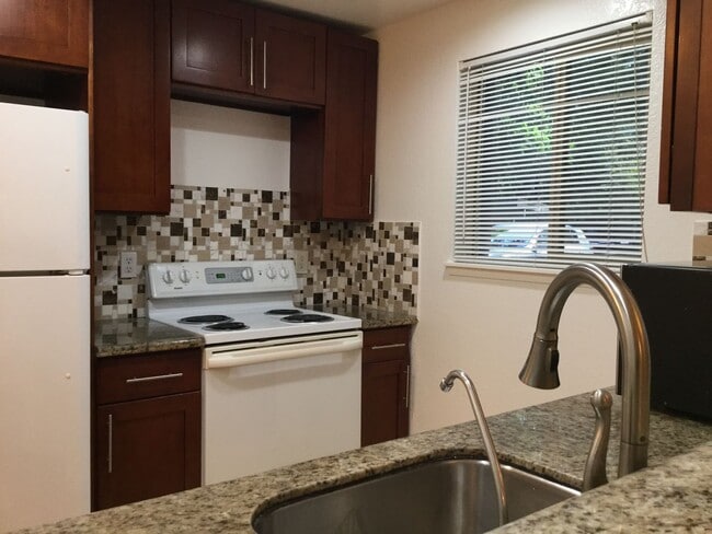 Building Photo - CUTE REDMOND CONDO NEAR MICROSOFT!
