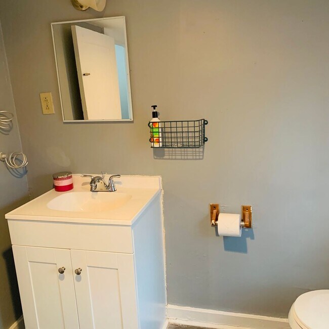 Building Photo - Beautifully Updated 2 Bedroom, 1 Bathroom Home