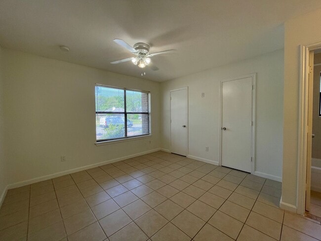 Building Photo - 210 E Denton Dr